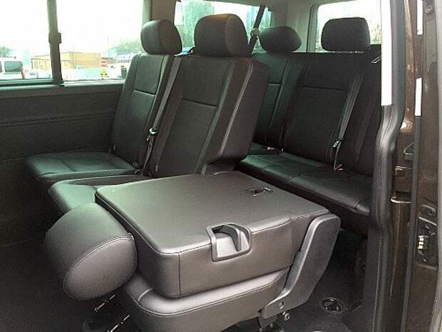 Сиденья второго ряда раздельные. Боковые имеют крепления Isofix. Для увеличения полезного объема багажного отсека все сиденья можно извлечь, либо сложить их спинки в ровную плоскость.