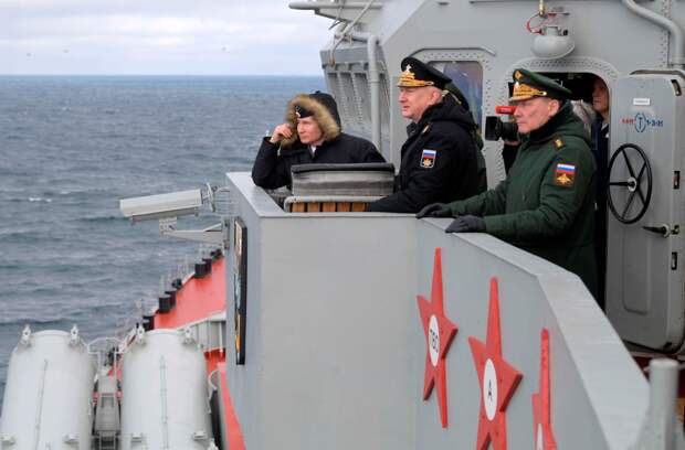 Владимир Путин на палубе ракетного крейсера "Маршал Устинов". Источник изображения: 