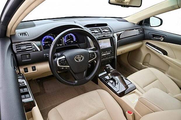 Toyota не блещет новаторскими решениями, но наёмного водителя порадует как минимум хорошей обзорностью. Центральная консоль оформлена в духе Hi-Fi-компонентов четвертьвековой давности. Островок современных технологий – лоток беспроводной подзарядки смартфонов, поддерживающих стандарт Qi.