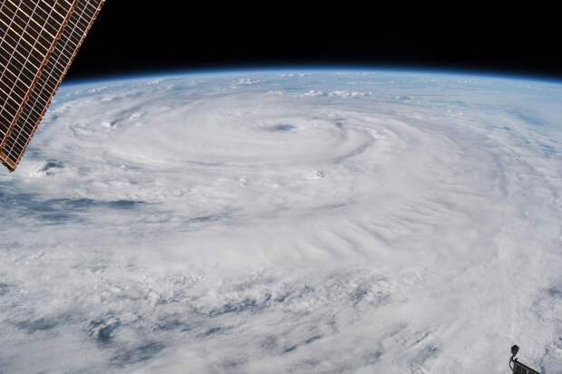 Как выглядит ураган Флоренс из космоса
