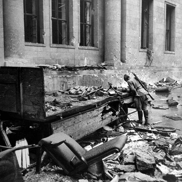 Падение Берлина на фотографиях весны 1945 года (12)