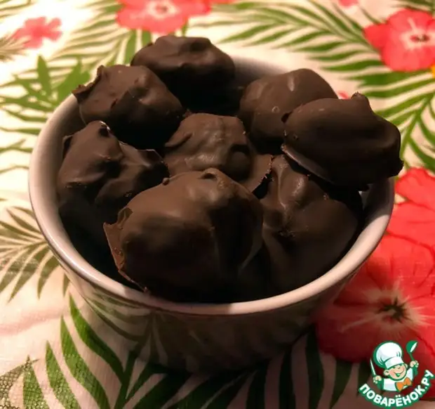 Фаршированный чернослив миндалем