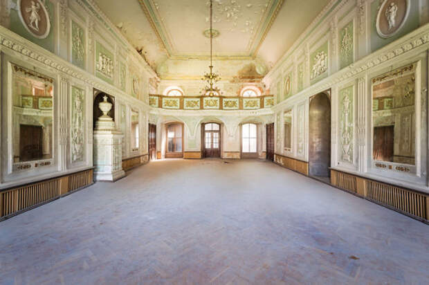 Бальный зал с паркетным полом, покрытым многолетней пылью, в одном из заброшенных польских дворцов 18-го века.