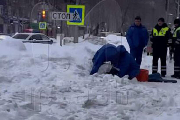 Mash: в Башкирии на женщину рухнула глыба льда с крыши