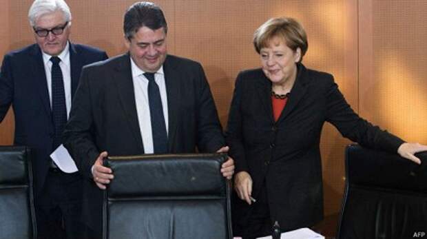 О нежелательности новых санкций против России говорит не только вице-канцлер Германии Зигмар Габриэль (в центре), но и канцлер Ангеля Меркель