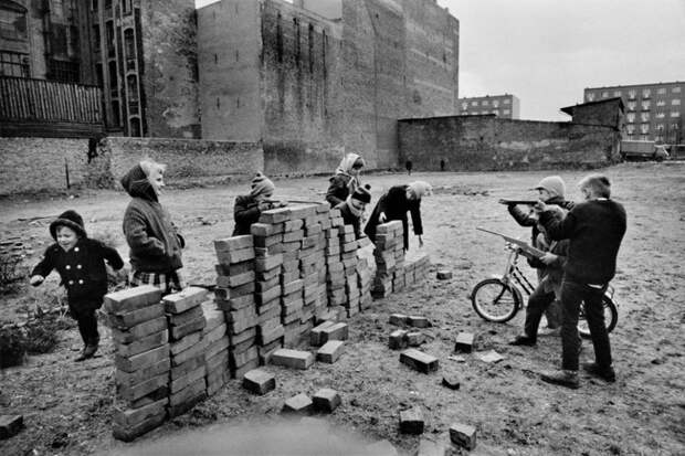 Дети играют в " Стену" в Западном Берлине, 1962 год. история, события, фото