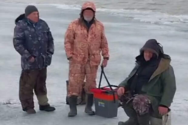 На Красноярском водохранилище спасли троих рыбаков на отколовшейся льдине