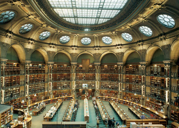 Внутри шикарной Александрийской библиотеки очень просторный зал