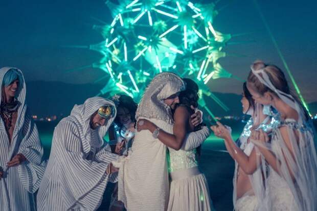 Фестиваль Burning Man прекрасный повод для проведения оригинальной свадьбы