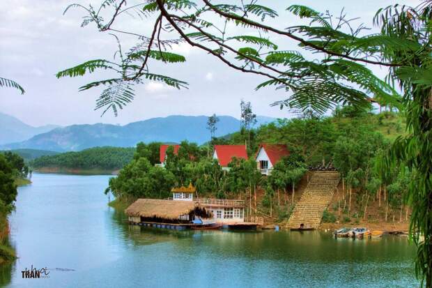 Озеро Тхак Ба является одним из трех крупнейших искусственных водоемов во Вьетнаме земля, кадр, красота, природа, фото