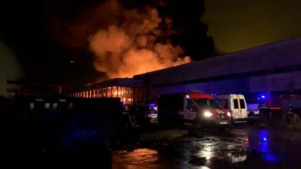 Крыша горящего склада в Петербурге частично обрушилась