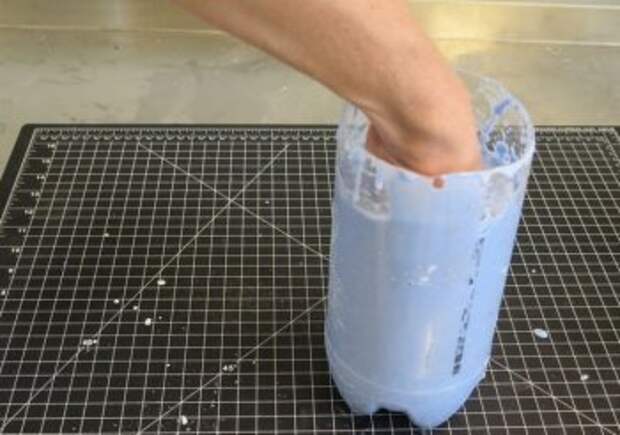 Самодельная вешалка из бетона в форме руки