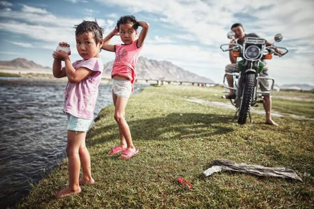 Неожиданное знакомство с местными жителями, Монголия монголия, мотоцикл, мотоцикл с коляской, мотоцикл урал, путешественники, путешествие, средняя азия, туризм