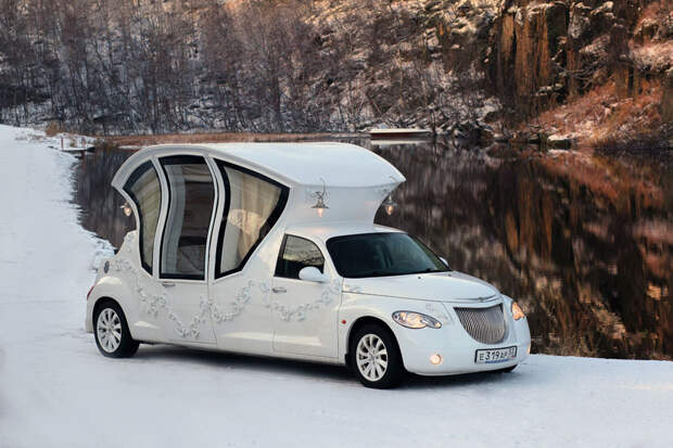 Быть может, не совсем лимузин, но тоже редкостная, м-м, красота. Карета из Chrysler PT Cruiser столь же хороша, как и прелестная свадебная традиция пить водку из туфли невесты. лимузин, лимузины