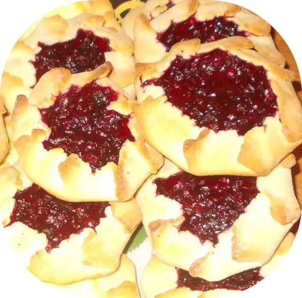 Пирожки с брусникой из слоеного теста в духовке рецепт с фото пошагово