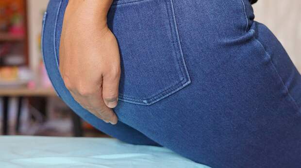 Врач объяснила причины прострелов в заднем проходе