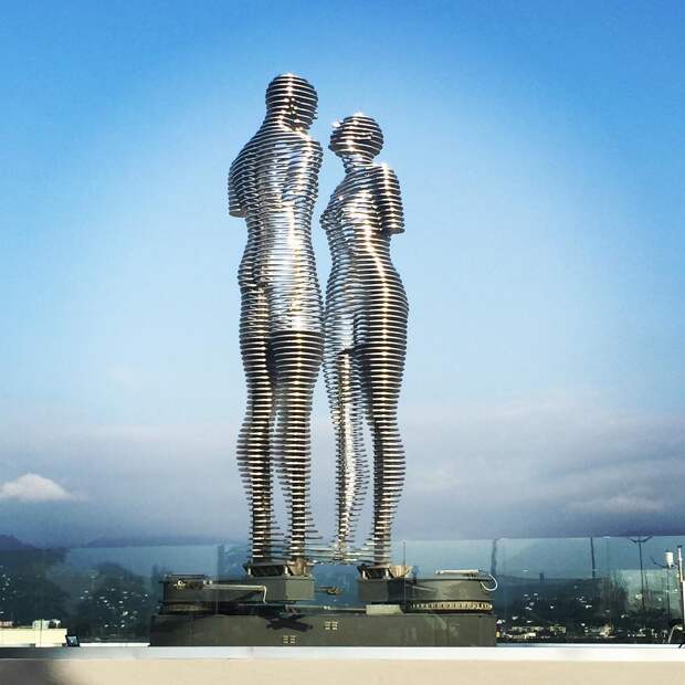 Ежедневно эти огромные 8-метровые статуи «проезжают» друг через друга, символизируя утраченную любовь