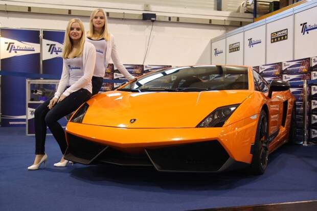 Девушки с автосалона Essen Motor Show (72 фото)