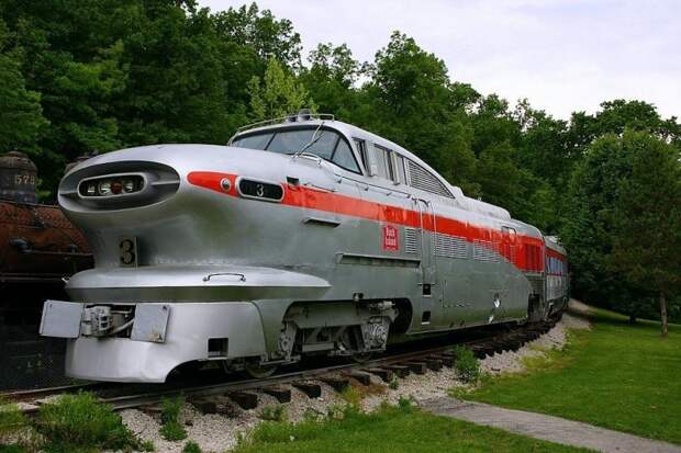 Футуристический дизельный локомотив Aerotrain от General Motors