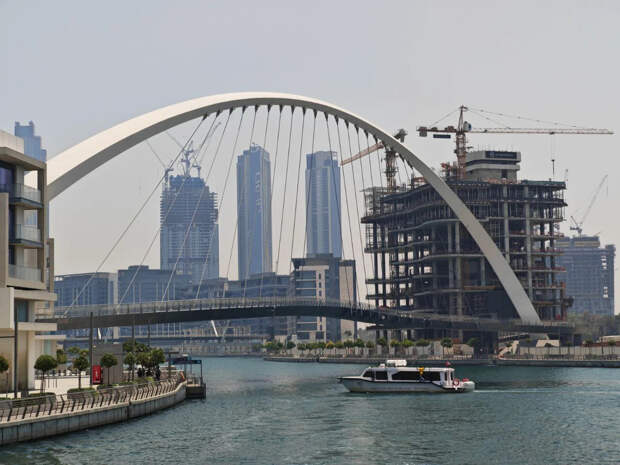 Около аэропорта Дубая произошли взрывы после падения обломков БПЛА