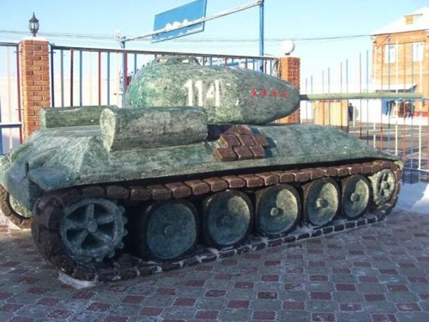 Тополь-М и Т-34, вылепленные из снега (2 фото)