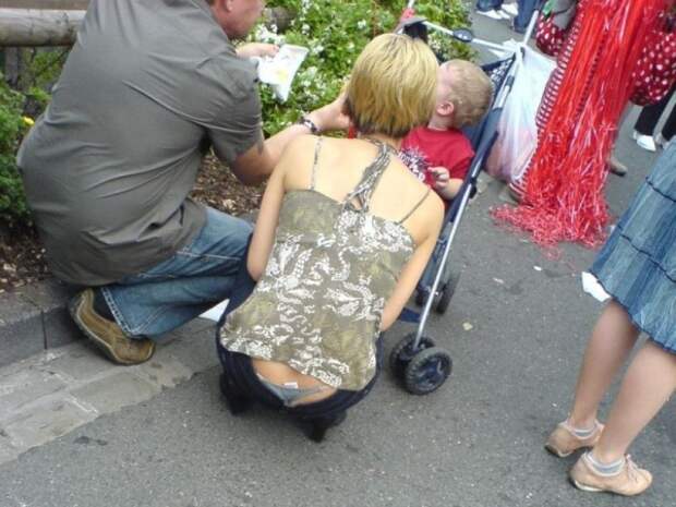 За джинсами с низкой талией трусов не удержать За джинсами с низкой талией трусов не удержать