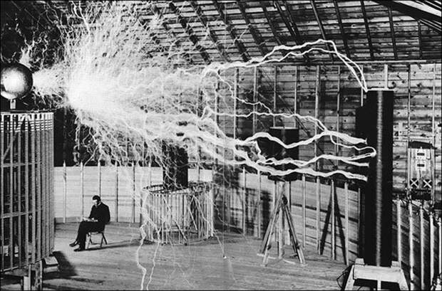 Никола Тесла в своей лаборатории Историческая фотография, история, факты