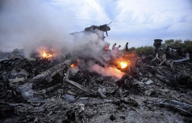 На месте крушения пассажирского самолета Boeing 777 в Донецкой области, 17 июля 2014 года