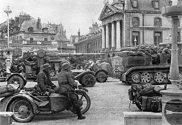 Война пришла в Дижон 17 июня 1940. На фотографии: немецкие войска перед Дворцом герцогов Бургундских Война пришла в Дижон 17 июня 1940. На фотографии: немецкие войска перед Дворцом герцогов Бургундских Дижон, история, фото