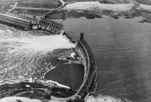 Взорванная плотина Днепрогэса, сфотографированная с немецкого самолета, 1941 год
