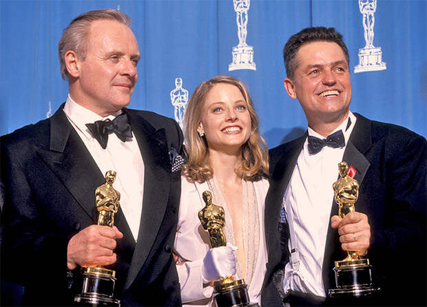 30 марта 1992 года, Энтони Хопкинс, Джоди Фостер и Джонатан Демми получают статуэтки