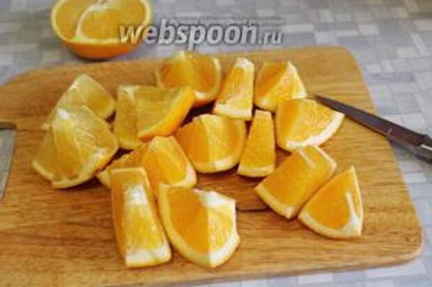 Апельсины хорошо промыть щёткой в горячей, а потом в холодной воде. Нарезать для измельчителя, если у вас попались апельсины с косточками — то их удалить.