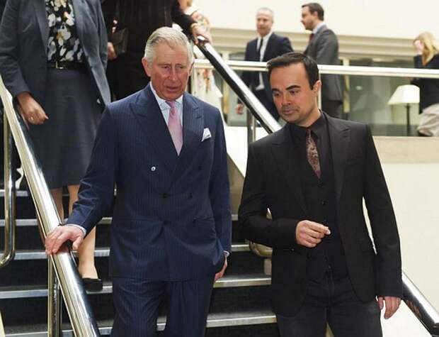 Чтобы не смущать прибывшего к нему в офис на встречу принца Чарльза...   Фото: Twitter.