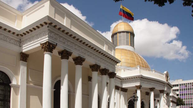 США смягчили санкции для правительства и банков Венесуэлы