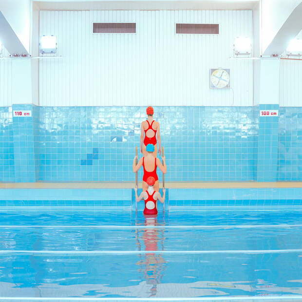 Современные синхронистки в советских бассейнах: фото Maria Svarbova