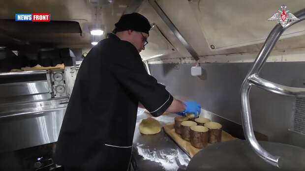 Военные пекари группировки «Запад» готовят пасхальные куличи для бойцов в зоне СВО