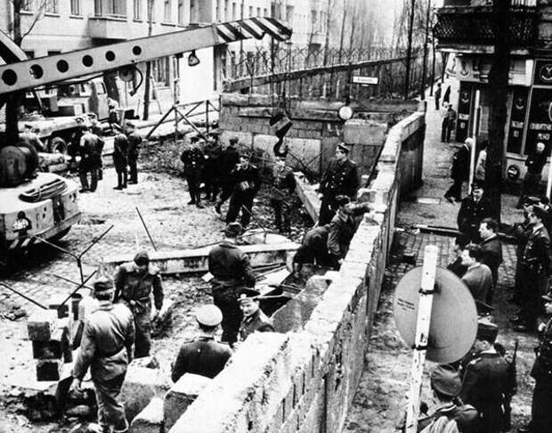26. Строительство Берлинской стены в 1961 году 26. Строительство Берлинской стены в 1961 году