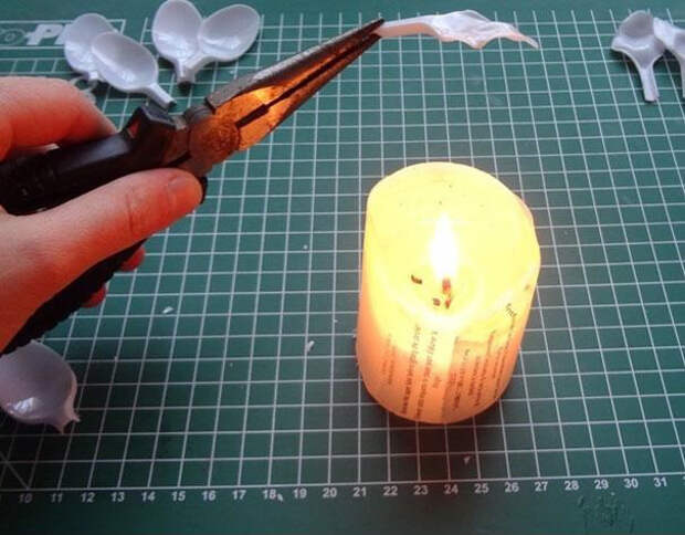 Роза из пластиковых ложек (3)