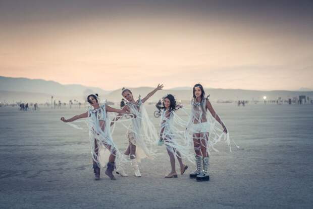 Фестиваль Burning Man прекрасный повод для проведения оригинальной свадьбы