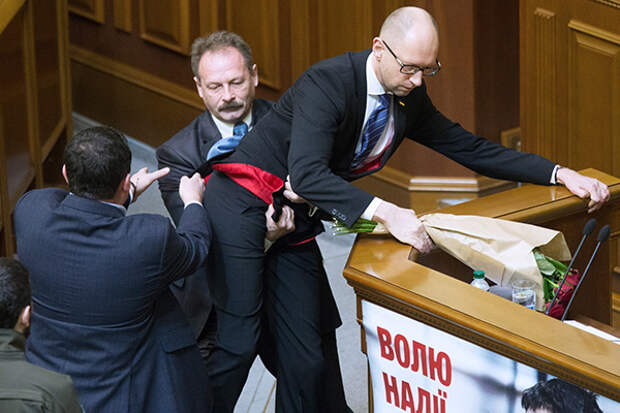 Байден осудил нападение на Яценюка в украинском парламенте
