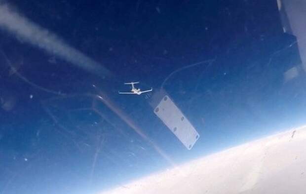 Разведчик НАТО несколько часов летает над Черным морем