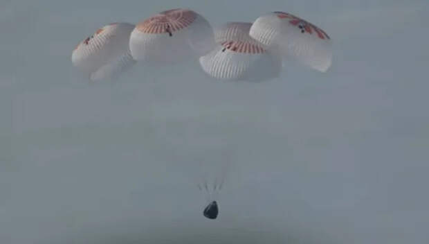 Корабль Crew Dragon с российским космонавтом на борту вернулся на Землю