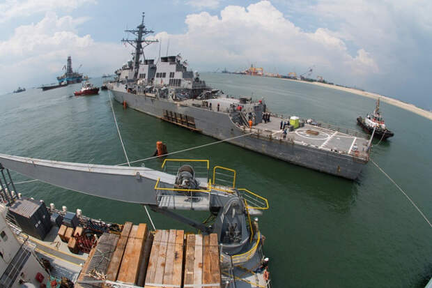 КСИР заявил о ракетном ударе по американскому эсминцу