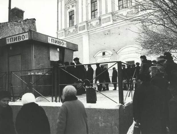 Очередь за пивом. Улица Чернышевского. Владимир Сергиенко, 13 января 1973 года, из архива МАММ/МДФ.