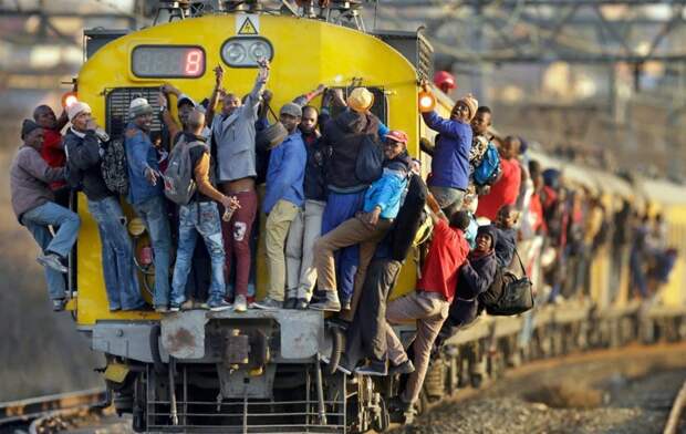 Один из самых популярных способов добраться до Йоханнесбурга (ЮАР) из его многочисленных пригородов — на поезде. Иногда буквально. На фото: состав на линии из Соуэто в мире, дорога, езда, люди, пробка