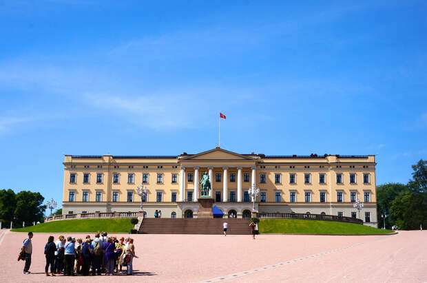 Норвегия. Осло. Королевский дворец является официальной резиденцией Харальда V. (Rebecca)