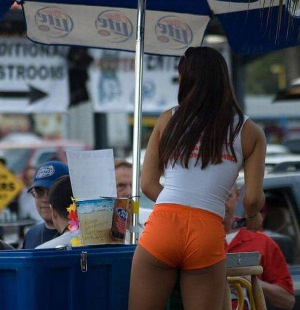 Симпатичные девушки из ресторана HOOTERS (46 фото)