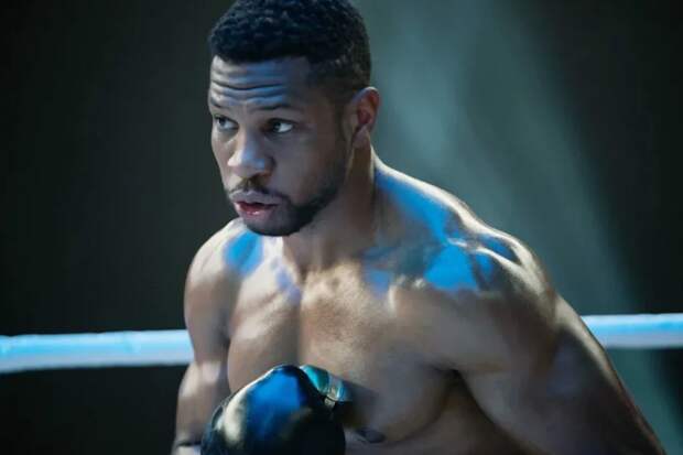 Скандальный актёр Marvel Джонатан Мейджорс выпал из окна на съёмках боевика