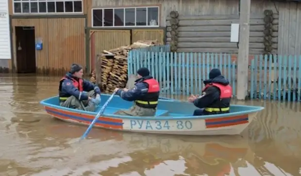 13 улиц в поселке Игра затопило водой