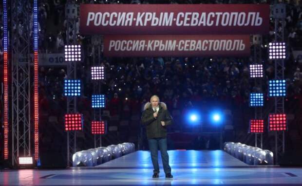 Путин лично прибыл на концерт в Лужниках по случаю воссоединения Крыма с Россией